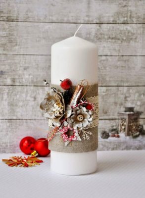Съёмный рождественский декор делают из бумажных или тканевых цветов, лент, бусин. Такое украшение не оставляют без присмотра, если свеча зажжена