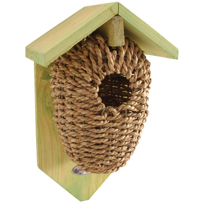 Такие птичьи домики будут гармонично смотреться в комплекте с садовой мебелью из ротанга или ивы